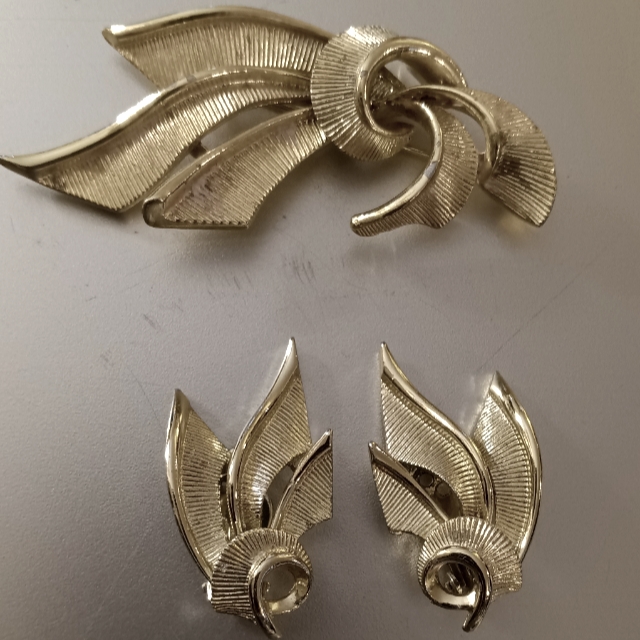 Vintage Large Lisner Brooch Earrings 35$